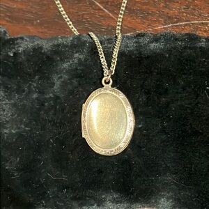 Vintage Oval Locket Pendant with 18” Chain Necklace